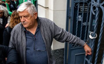 Protesta desesperada de un militar retirado por la salud de su esposa
