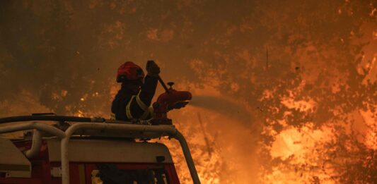 Los equipos de rescate de Francia y España combaten el fuego contra reloj antes de la llegada de otra ola de calor