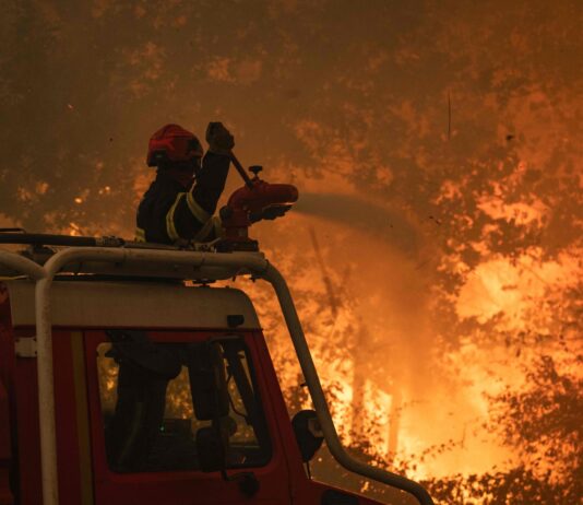 Los equipos de rescate de Francia y España combaten el fuego contra reloj antes de la llegada de otra ola de calor