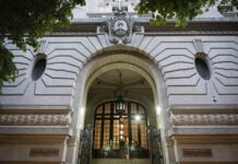Denunciaron a alumnos del Pellegrini y Nacional Buenos Aires por vender fotos de sus compañeras “desnudas” hechas con IA