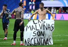 La bandera que mostraron los jugadores de la selección tras el triunfo ante Inglaterra: “Las Malvinas son argentinas”