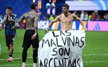 La bandera que mostraron los jugadores de la selección tras el triunfo ante Inglaterra: “Las Malvinas son argentinas”