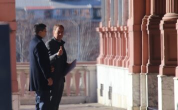 Se demora la salida de un importante funcionario del Gobierno y emergen versiones cruzadas sobre su reemplazo