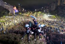 En la ciudad igual se festeja: con epicentro en el Obelisco y algo menos en los barrios, la gente agradece a la selección
