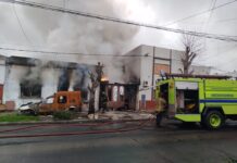 Una mujer murió y un hombre sufrió graves quemaduras durante un voraz incendio en La Plata