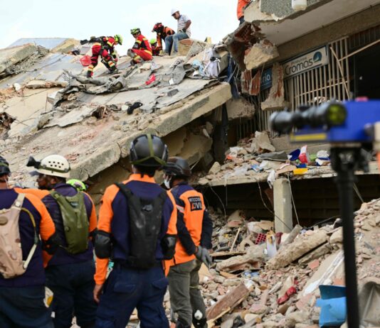 Los socorristas continúan las tareas de rescate mientras se apagan las últimas esperanzas en Venezuela