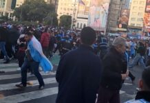 Un hombre robó un celular en los festejos por la Argentina en el Obelisco: fue detenido, recibió insultos y botellazos