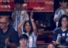 Antonela Roccuzzo apareció en un palco y mostró la camiseta que eligió para el duelo de la selección ante Egipto