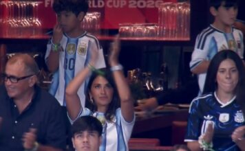 Antonela Roccuzzo apareció en un palco y mostró la camiseta que eligió para el duelo de la selección ante Egipto