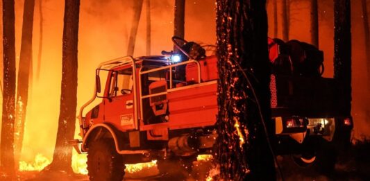 Los incendios en Francia dejan ya más de 200.000 evacuados tras calcinar un récord de casi 98.000 hectáreas