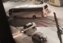 Accidente de micro en Bariloche deja daños materiales en medio de intensa nevada