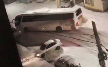 Accidente de micro en Bariloche deja daños materiales en medio de intensa nevada