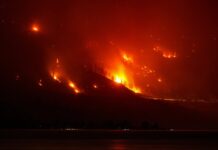 Incendio en Colombia Británica Desplaza a Más de 20.000 Personas