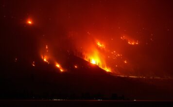 Incendio en Colombia Británica Desplaza a Más de 20.000 Personas