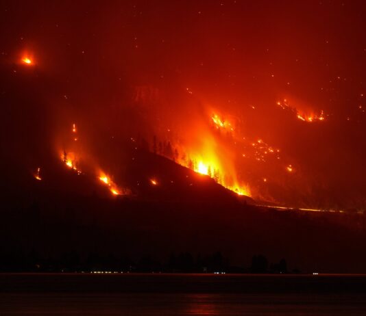 Incendio en Colombia Británica Desplaza a Más de 20.000 Personas