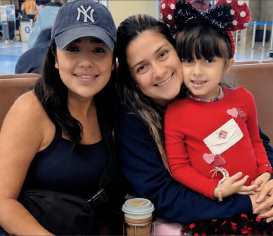Una madre engaña a su hija sobre su detención en un centro del ICE en Texas