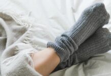 ¿Por qué dormir con medias puede revelar tu estabilidad emocional?