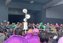 Protesta de Camioneros paraliza planta de OCA por despidos