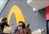 La llegada del «McCaballo» a Junín: jinetes en el AutoMac desatan la locura en redes sociales
