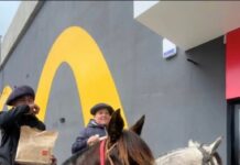 La llegada del «McCaballo» a Junín: jinetes en el AutoMac desatan la locura en redes sociales