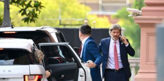 Encuesta revela que varios ministros tienen peor imagen que Adorni