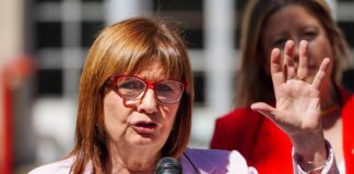 Bullrich se Distancia de Polémica por Comisario Armado en Protestas