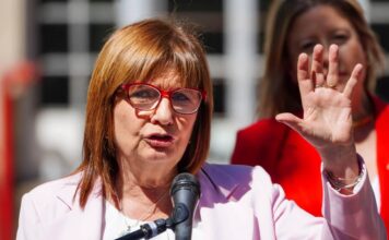 Bullrich se Distancia de Polémica por Comisario Armado en Protestas