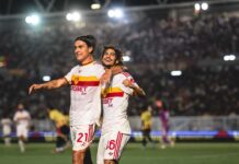 Roma arrolla al Lecce y se aferra a la cima de la Serie A