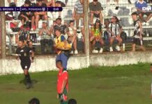 Un Árbitro Expulsa a un Vendedor de Chipá Durante un Partido de Fútbol