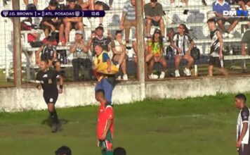 Un Árbitro Expulsa a un Vendedor de Chipá Durante un Partido de Fútbol