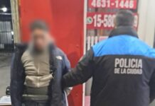 Detenido un pirómano en Caballito tras incendiar cuatro vehículos y dañar un local