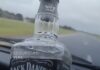 Conductor se burla de la seguridad vial mientras consume alcohol al volante