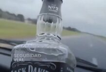 Conductor se burla de la seguridad vial mientras consume alcohol al volante