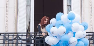 Masiva movilización de militantes peronistas en apoyo a Cristina Kirchner