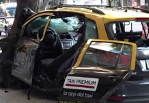 Accidente de taxi en Belgrano: un vehículo se incrusta contra un árbol