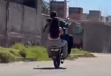 Indignación por video de pareja haciendo «willy» en moto con un bebé en brazos