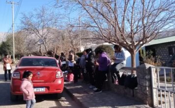 Padres Toman Escuela en Catamarca Exigiendo Claridad sobre Fondos de Comedor