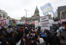 Organizaciones Sociales Protestan en el Congreso Contra la Ley de Propiedad Privada