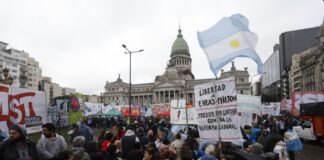 Organizaciones Sociales Protestan en el Congreso Contra la Ley de Propiedad Privada