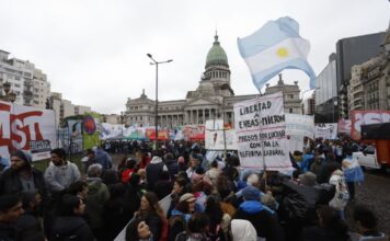 Organizaciones Sociales Protestan en el Congreso Contra la Ley de Propiedad Privada
