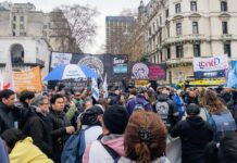 Marcha de trabajadores de FATE a Plaza de Mayo en defensa de sus derechos