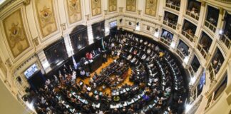Controversia en la Legislatura Bonaerense: El PRO y LLA se Oponen a Blindaje de Empresas Públicas