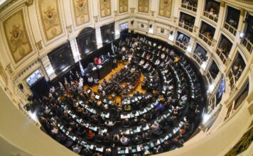 Controversia en la Legislatura Bonaerense: El PRO y LLA se Oponen a Blindaje de Empresas Públicas