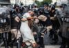 Fotógrafo argentino gana prestigioso premio por imagen de represión en el Congreso