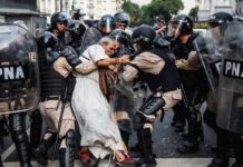 Fotógrafo argentino gana prestigioso premio por imagen de represión en el Congreso