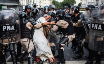 Fotógrafo argentino gana prestigioso premio por imagen de represión en el Congreso