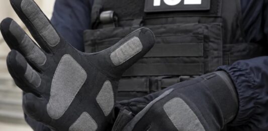 Omaha Prohíbe el Uso de Guantes Eléctricos en Escuelas Tras Controversia