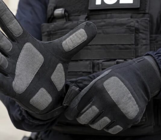 Omaha Prohíbe el Uso de Guantes Eléctricos en Escuelas Tras Controversia