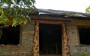 Una casa innovadora hecha de bolsas de papa y tierra sorprende en Brasil