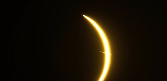 La NASA Resuelve el Enigma del Objeto que Cruzó el Sol Durante el Eclipse